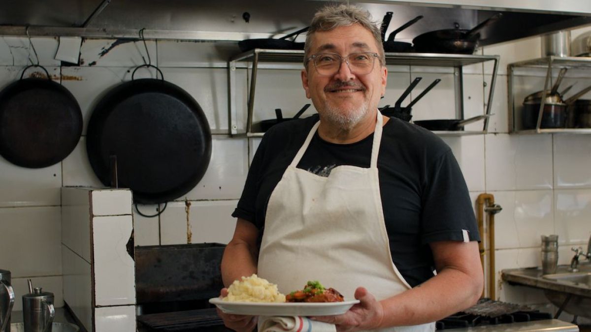 Crítica de "Jota Urondo, un cocinero impertinente": un retrato sobre cocinar contra la uniformidad