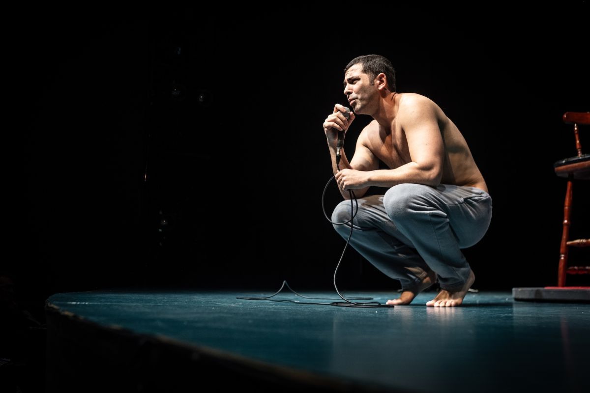 Crítica de “Bebé Reno”: Nazareno Casero lleva el dolor al teatro