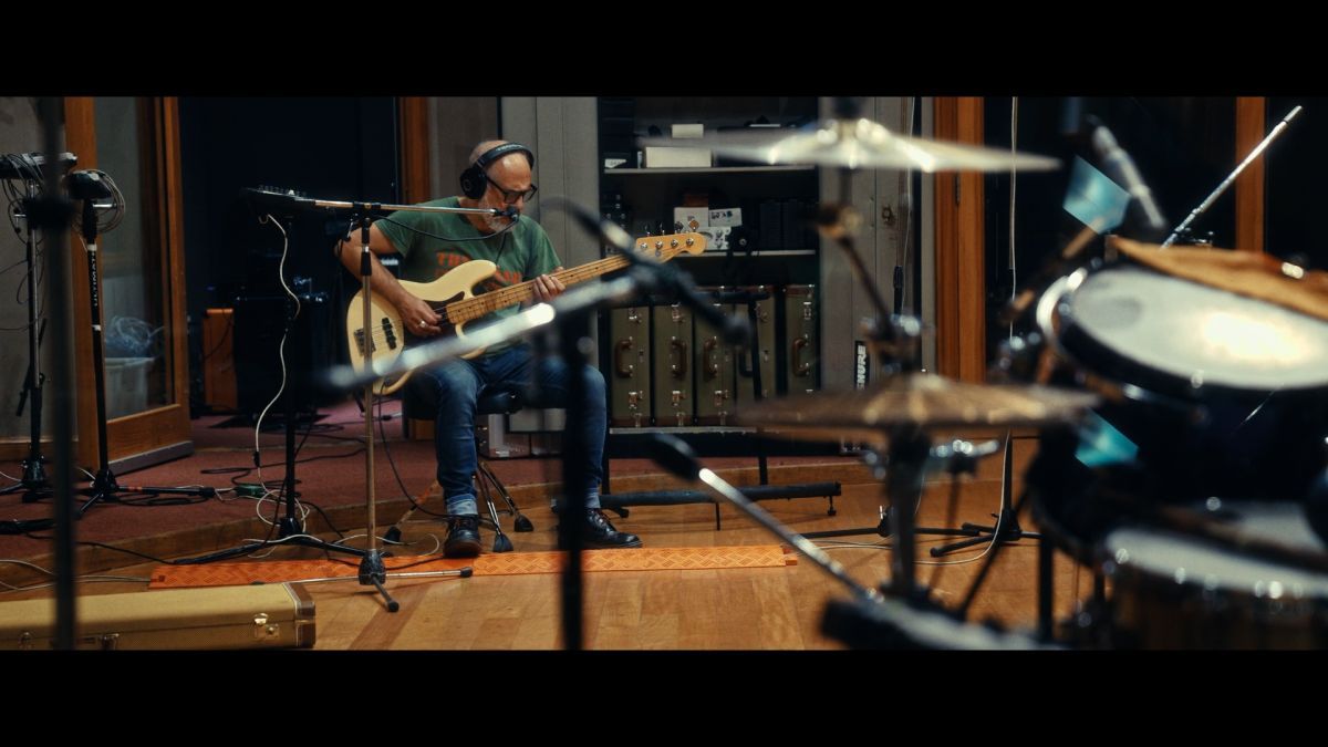 Crítica de "Nuestros días en mi memoria": Estelares y la nostalgia de un país atravesado por canciones