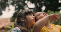 Crítica de "A Natureza das Coisas Invisíveis": Rafaela Camelo y la infancia frente a aquello que no puede explicarse