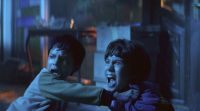 Crítica de "No dejes a los niños solos": el horror doméstico convertido en campo de batalla entre hermanos