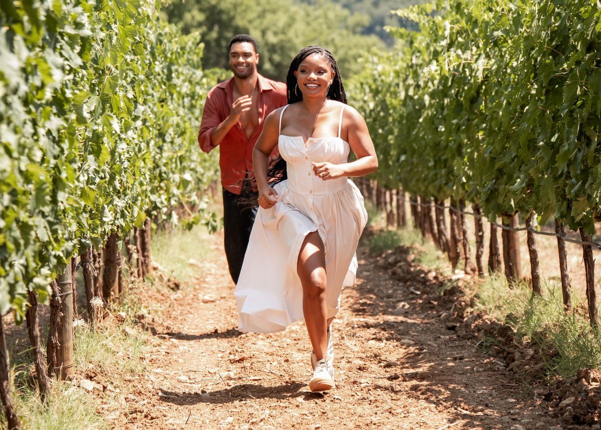 Crítica de "Tu, yo & la Toscana”: Halle Bailey y Regé-Jean Page en una inocente comedia de enredos