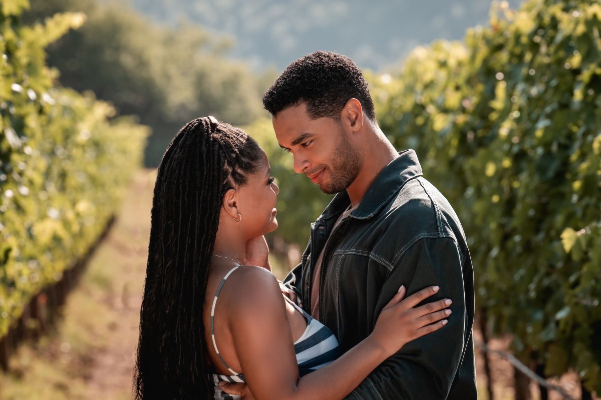 Crítica de "Tu, yo & la Toscana”: Halle Bailey y Regé-Jean Page en una inocente comedia de enredos