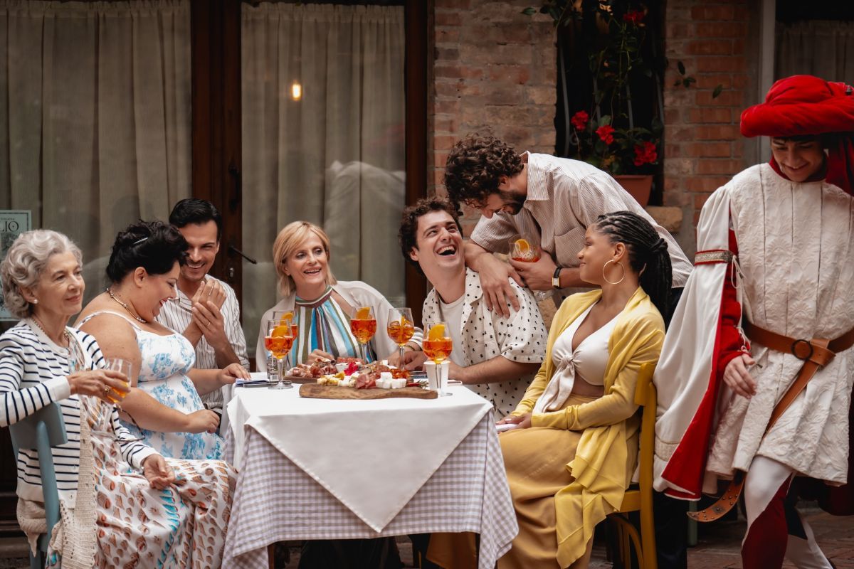Crítica de "Tu, yo & la Toscana”: Halle Bailey y Regé-Jean Page en una inocente comedia de enredos