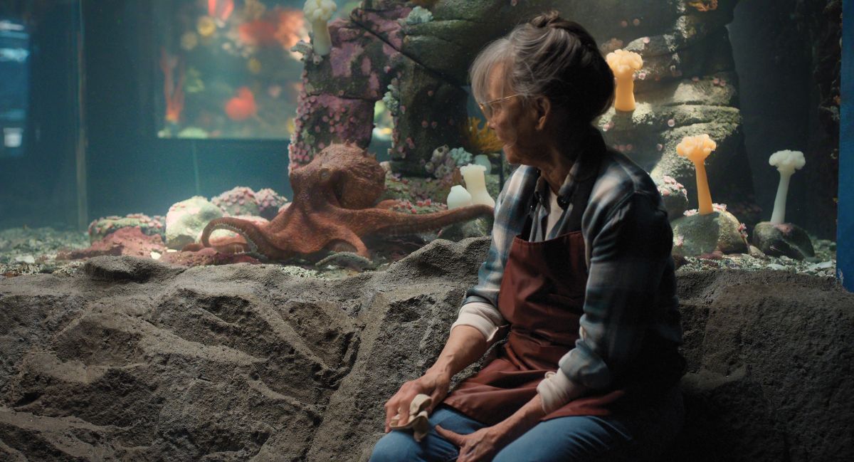 Crítica de “Criaturas luminosas”: Sally Field y una emotiva fábula narrada por un pulpo