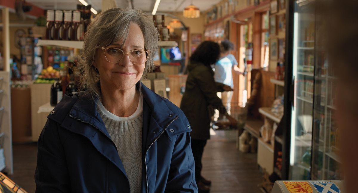 Crítica de “Criaturas luminosas”: Sally Field y una emotiva fábula narrada por un pulpo