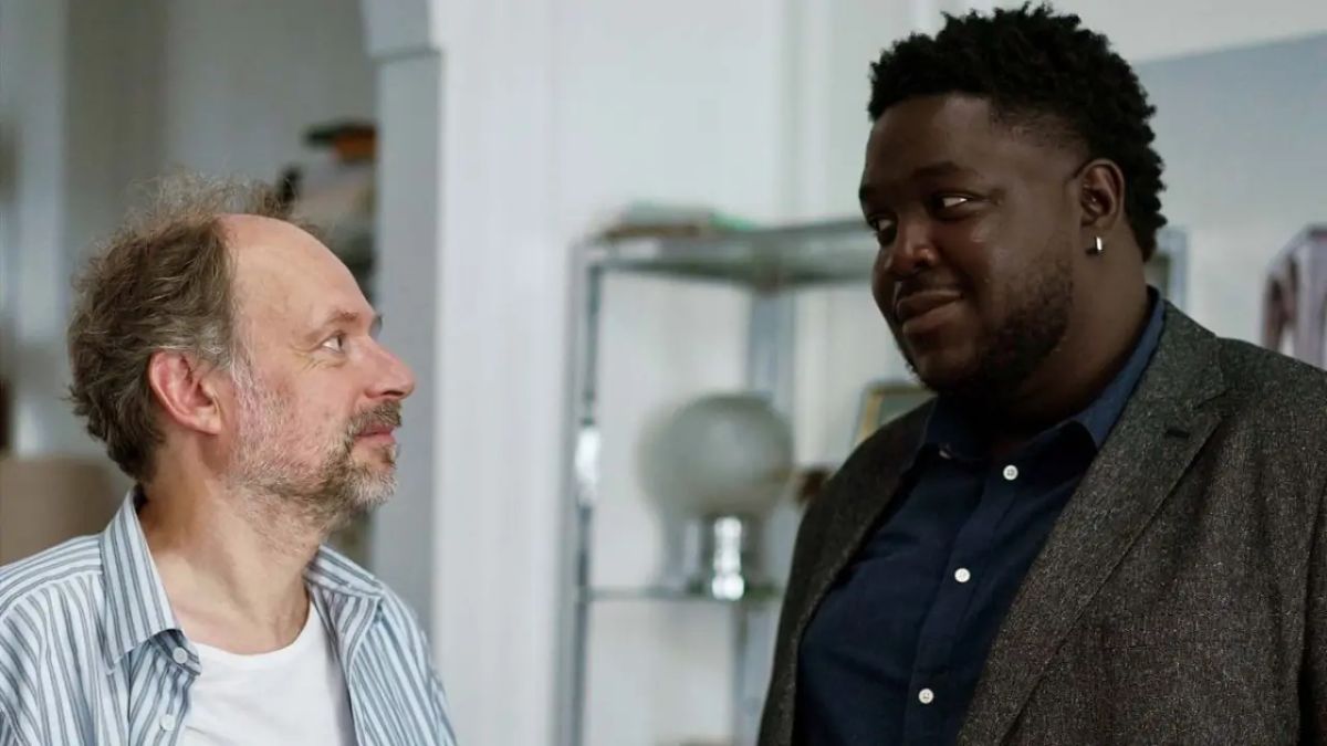 Crítica de "El amigo inesperado": una comedia sobre la dependencia al teléfono y las identidades prestadas