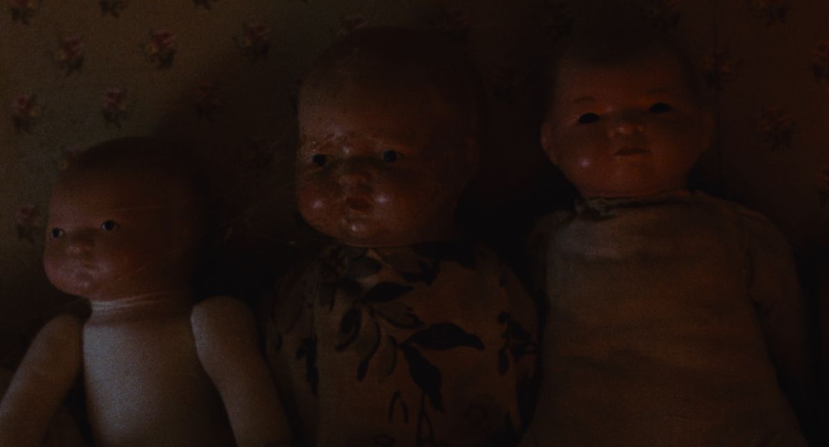 Crítica de "Dolly, juega conmigo": un slasher de gran atmósfera, pero vacío de tensión