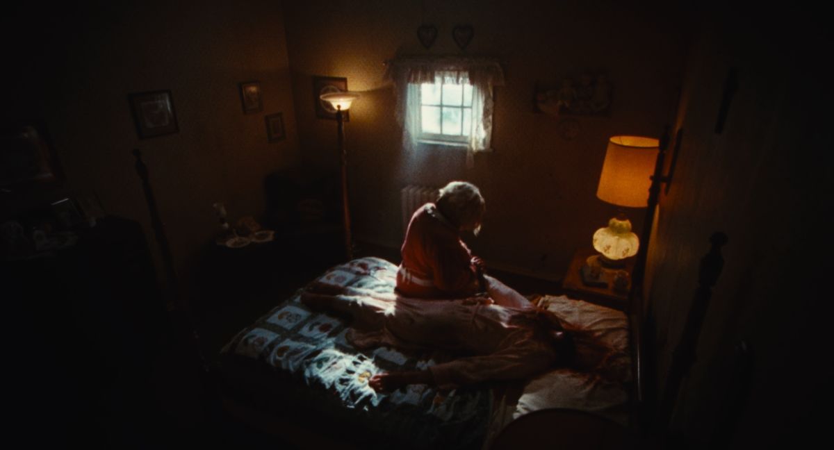 Crítica de "Dolly, juega conmigo": un slasher de gran atmósfera, pero vacío de tensión