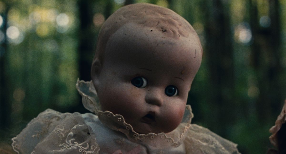 Crítica de "Dolly, juega conmigo": un slasher de gran atmósfera, pero vacío de tensión