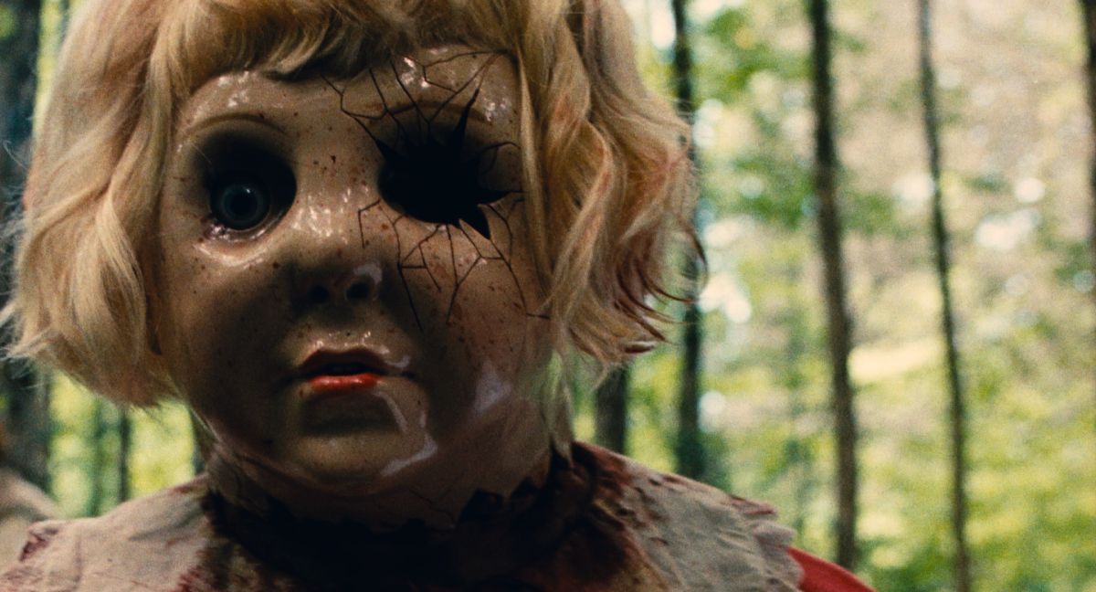 Crítica de "Dolly, juega conmigo": un slasher de gran atmósfera, pero vacío de tensión