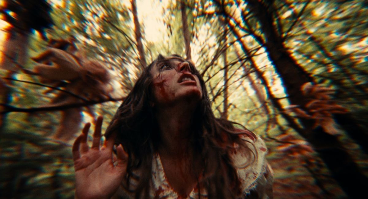 Crítica de "Dolly, juega conmigo": un slasher de gran atmósfera, pero vacío de tensión
