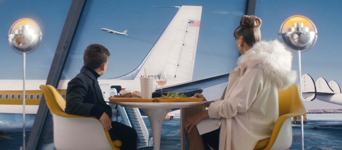 Crítica de "Ven a volar conmigo": John Travolta y una carta de amor a la familia, los aviones y el cine
