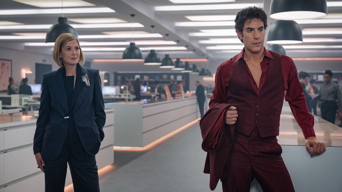 Crítica de "Las damas primero": Sacha Baron Cohen y  Rosamund Pike cambian las reglas, pero el juego no cambia