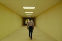 Crítica de "Backrooms": el terror viral encuentra atmósfera, pero pierde el rumbo