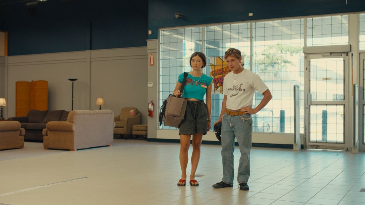 Crítica de "Backrooms": el terror viral encuentra atmósfera, pero pierde el rumbo