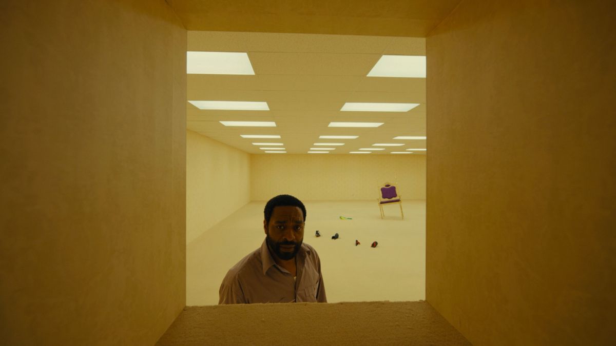 Crítica de "Backrooms": el terror viral encuentra atmósfera, pero pierde el rumbo