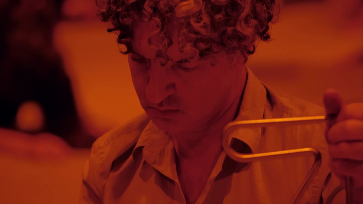 Crítica de "Síntesis (esto no es música)": del caso Pappo-DJ Deró a la IA