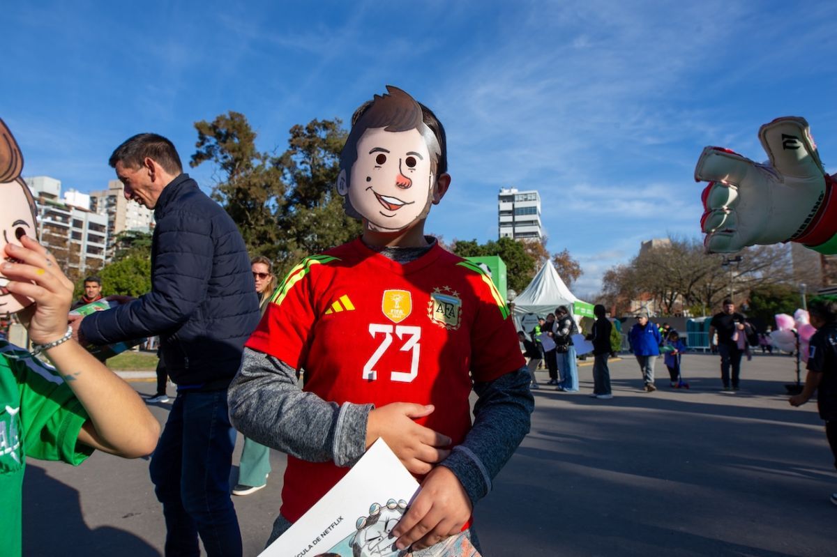 Dibu Martínez: más de 10.000 personas celebraron en Mar del Plata el estreno de la película de Netflix