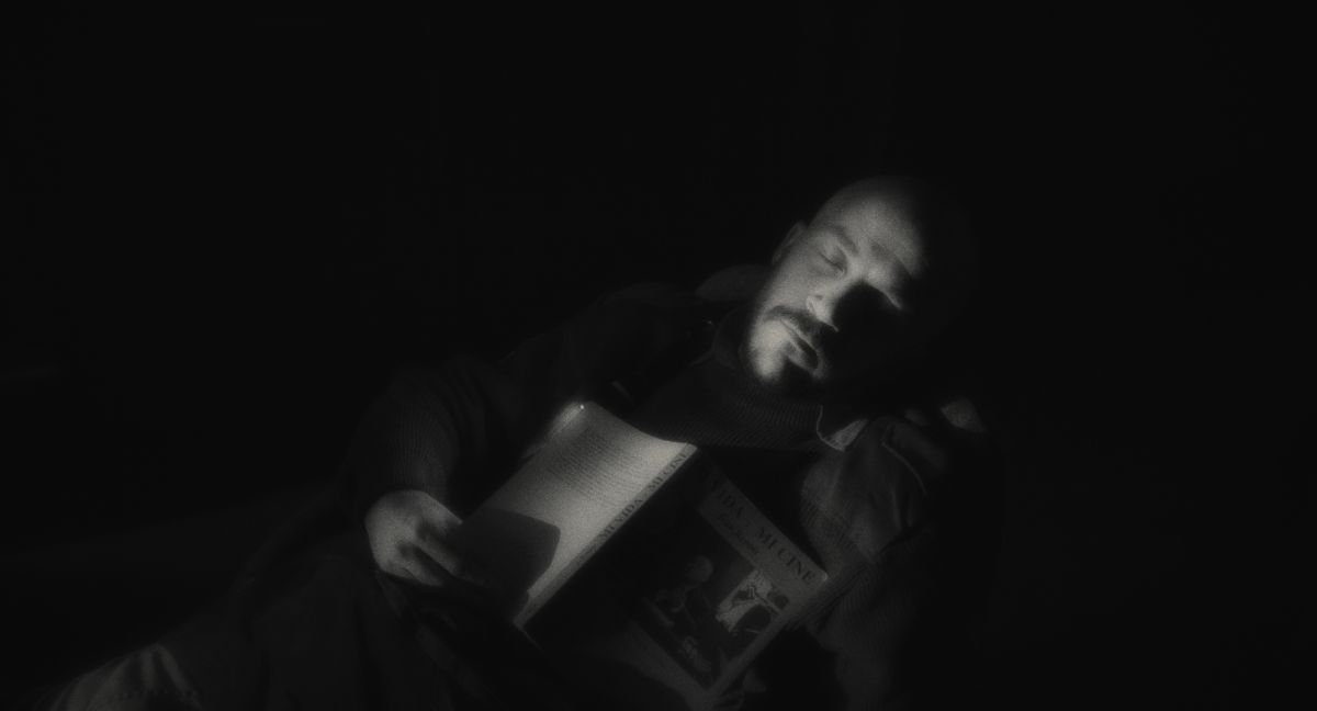 Crítica de " La noche está marchándose ya": cuando la vida real y el cine ficcional se toman de la mano por igual