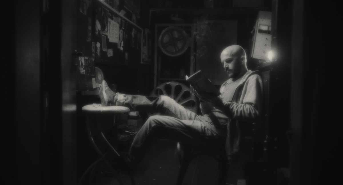 Crítica de " La noche está marchándose ya": cuando la vida real y el cine ficcional se toman de la mano por igual