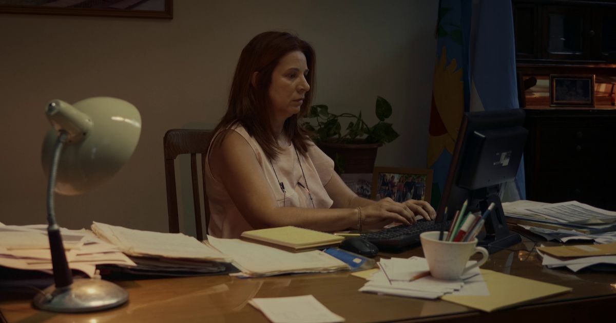 Crítica de “Una directora extraordinaria”: cuando defender la escuela pública se convierte en una batalla cotidiana