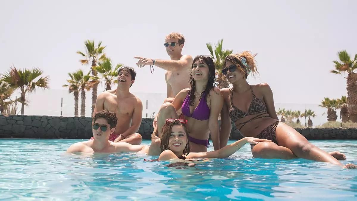 Crítica de "Oasis": mucho músculo, poco misterio y demasiados ricos aburridos