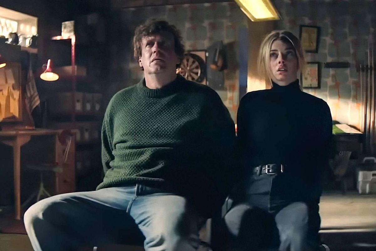 Crítica de “Sobre tu cadáver”: Samara Weaving y Jason Segel en una comedia negrísima