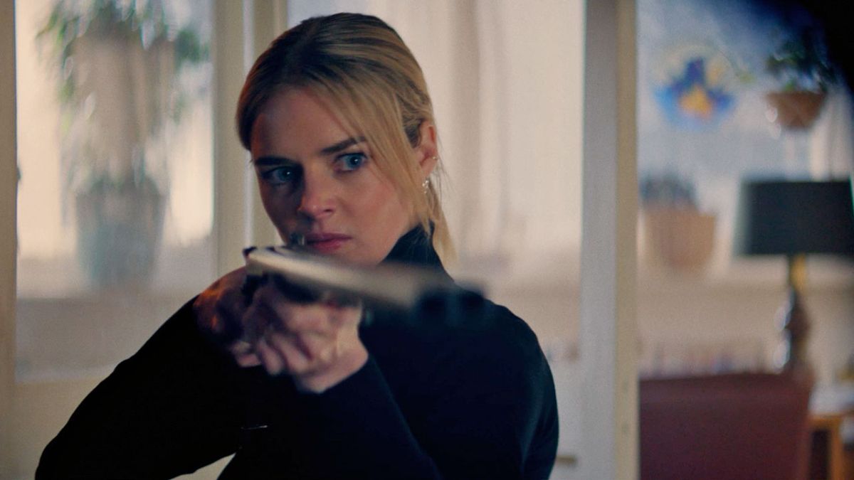 Crítica de “Sobre tu cadáver”: Samara Weaving y Jason Segel en una comedia negrísima
