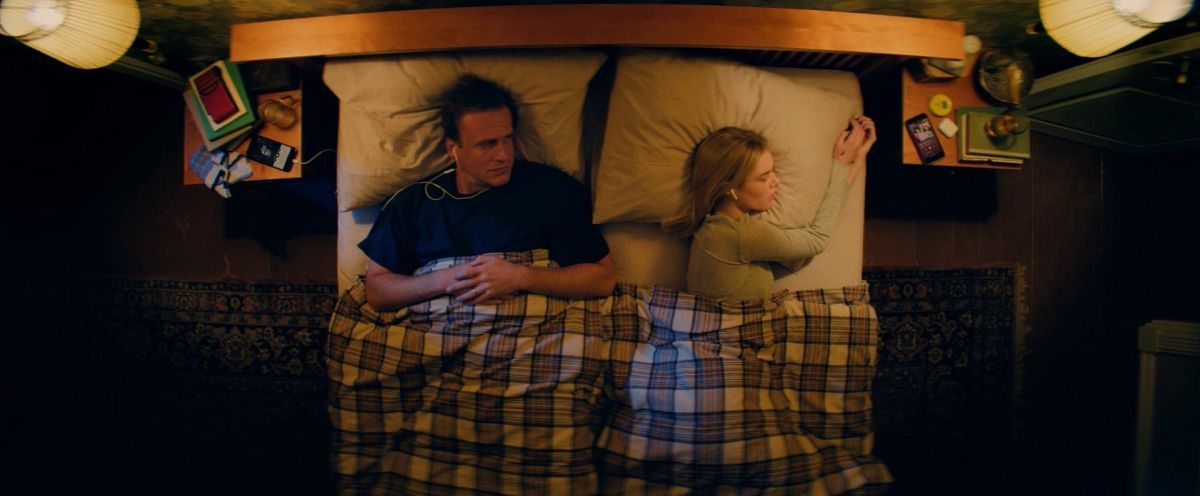 Crítica de “Sobre tu cadáver”: Samara Weaving y Jason Segel en una comedia negrísima