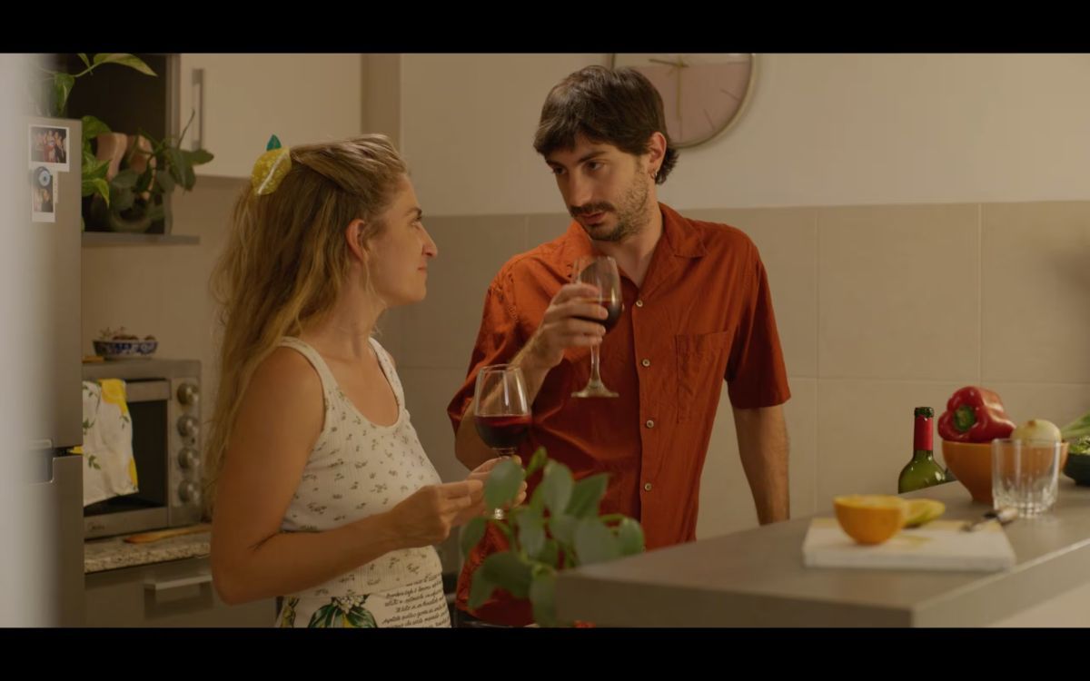 Crítica de "Tengo algo que compartir con vos": una comedia romántica que cambia la pregunta sobre el amor