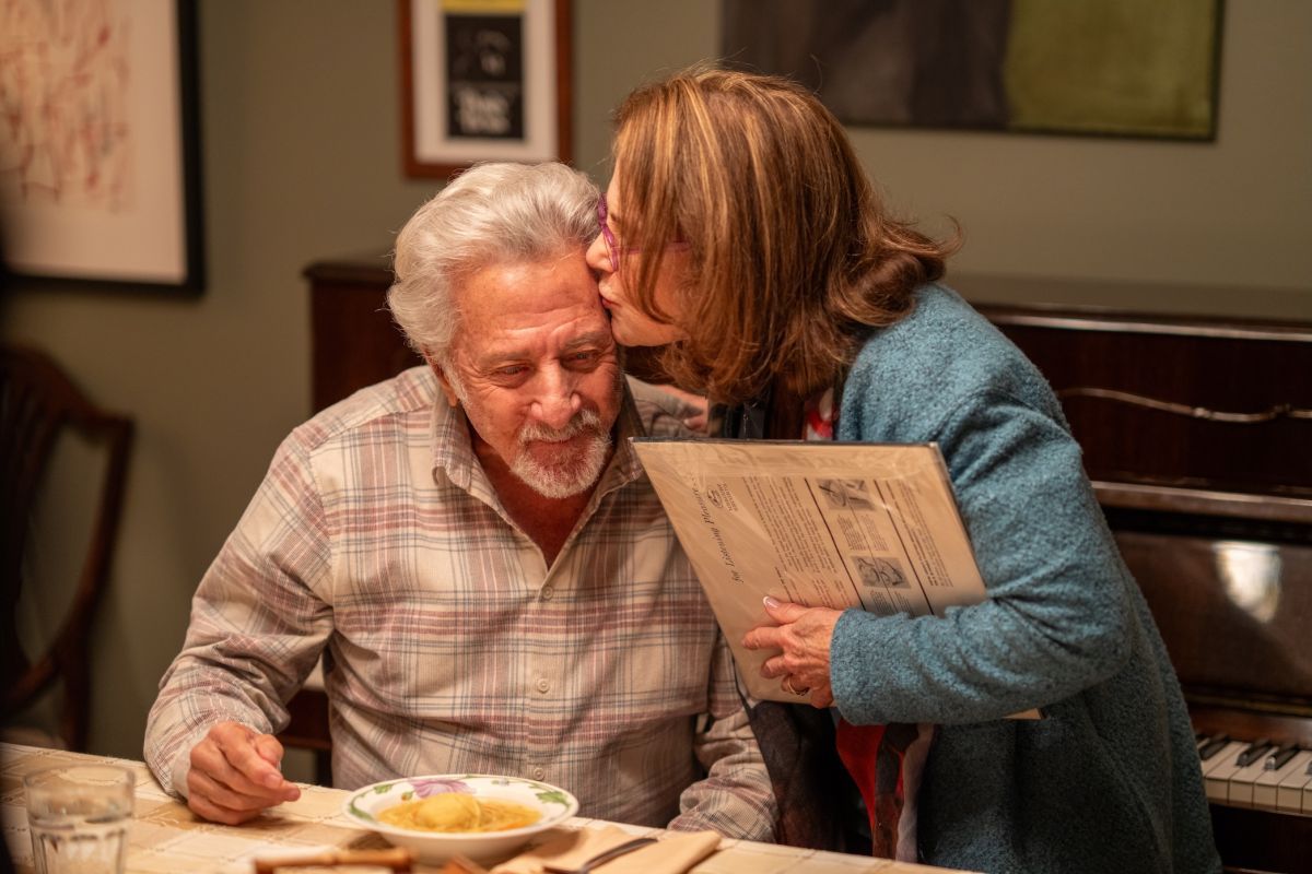 Crítica de “El afinador”: Leo Woodall y Dustin Hoffman en una película para escuchar