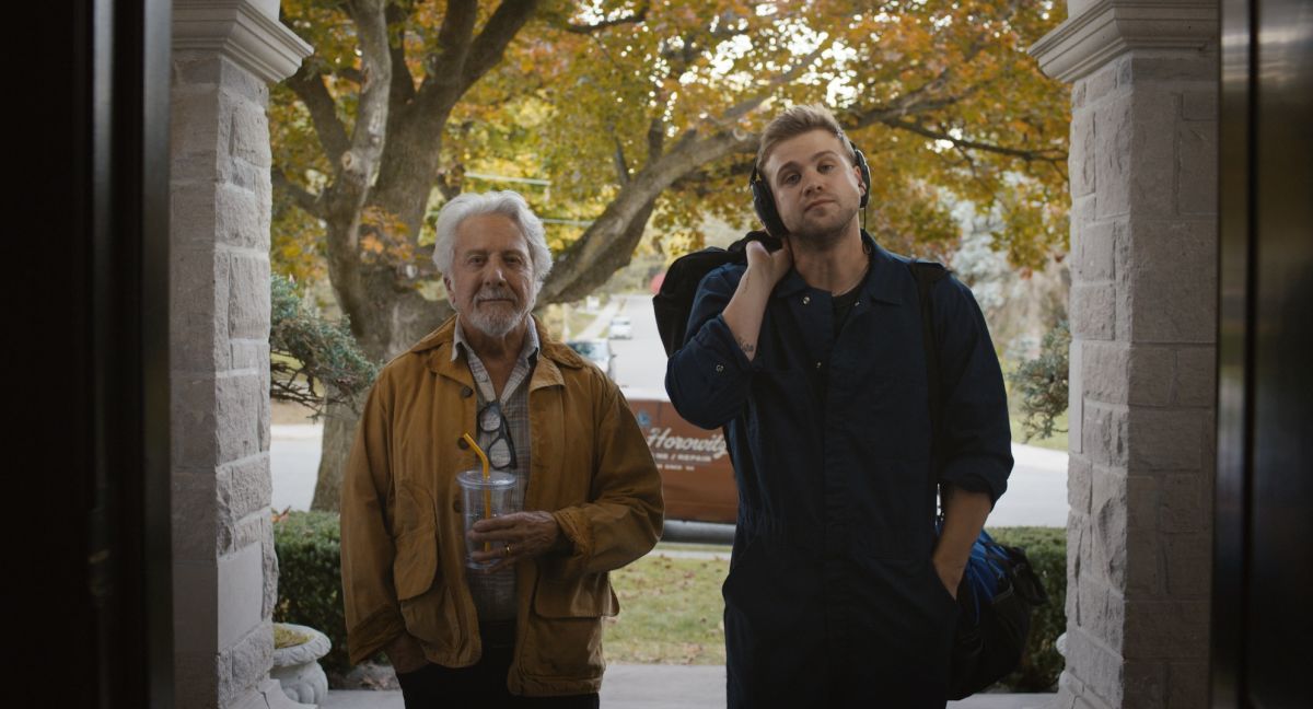 Crítica de “El afinador”: Leo Woodall y Dustin Hoffman en una película para escuchar