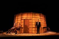 Crítica de "La obra": Mariano Pensotti y el teatro como campo de batalla de la memoria