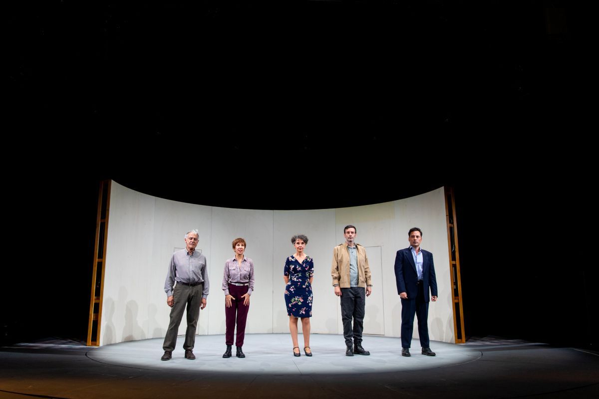 Crítica de "La obra": Mariano Pensotti y el teatro como campo de batalla de la memoria