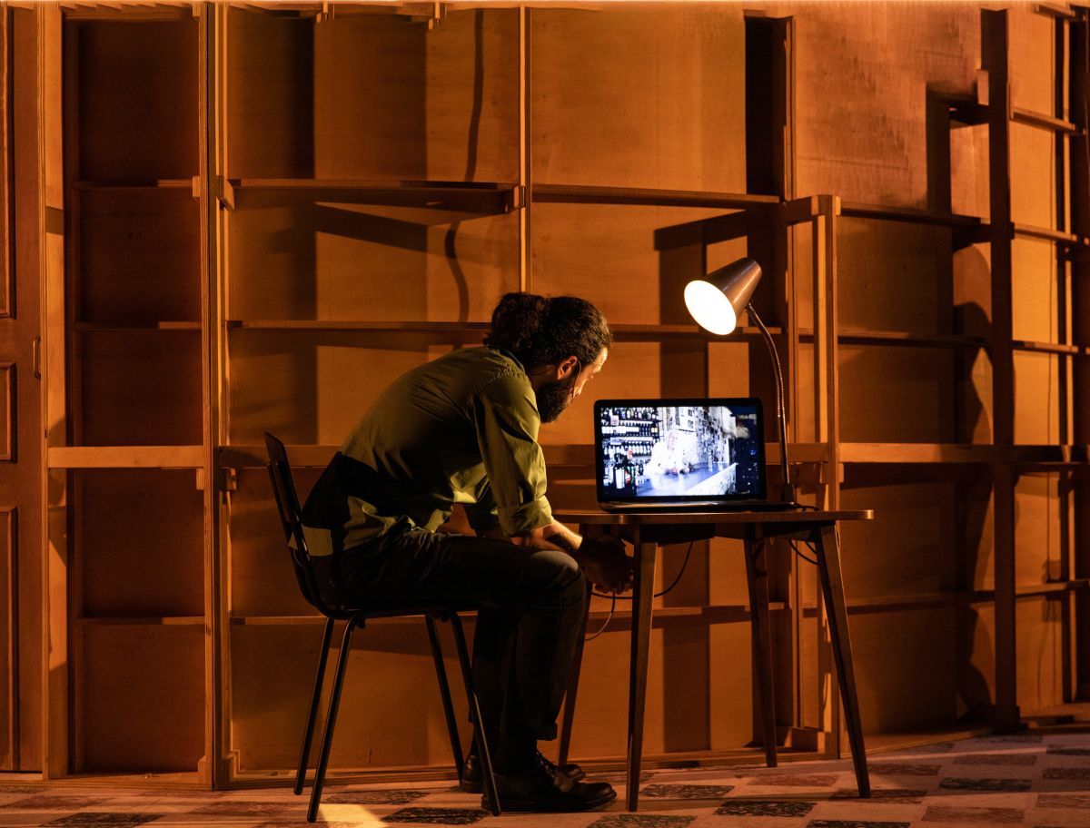 Crítica de "La obra": Mariano Pensotti y el teatro como campo de batalla de la memoria