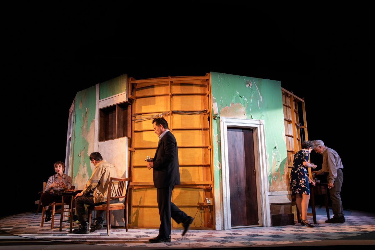 Crítica de "La obra": Mariano Pensotti y el teatro como campo de batalla de la memoria
