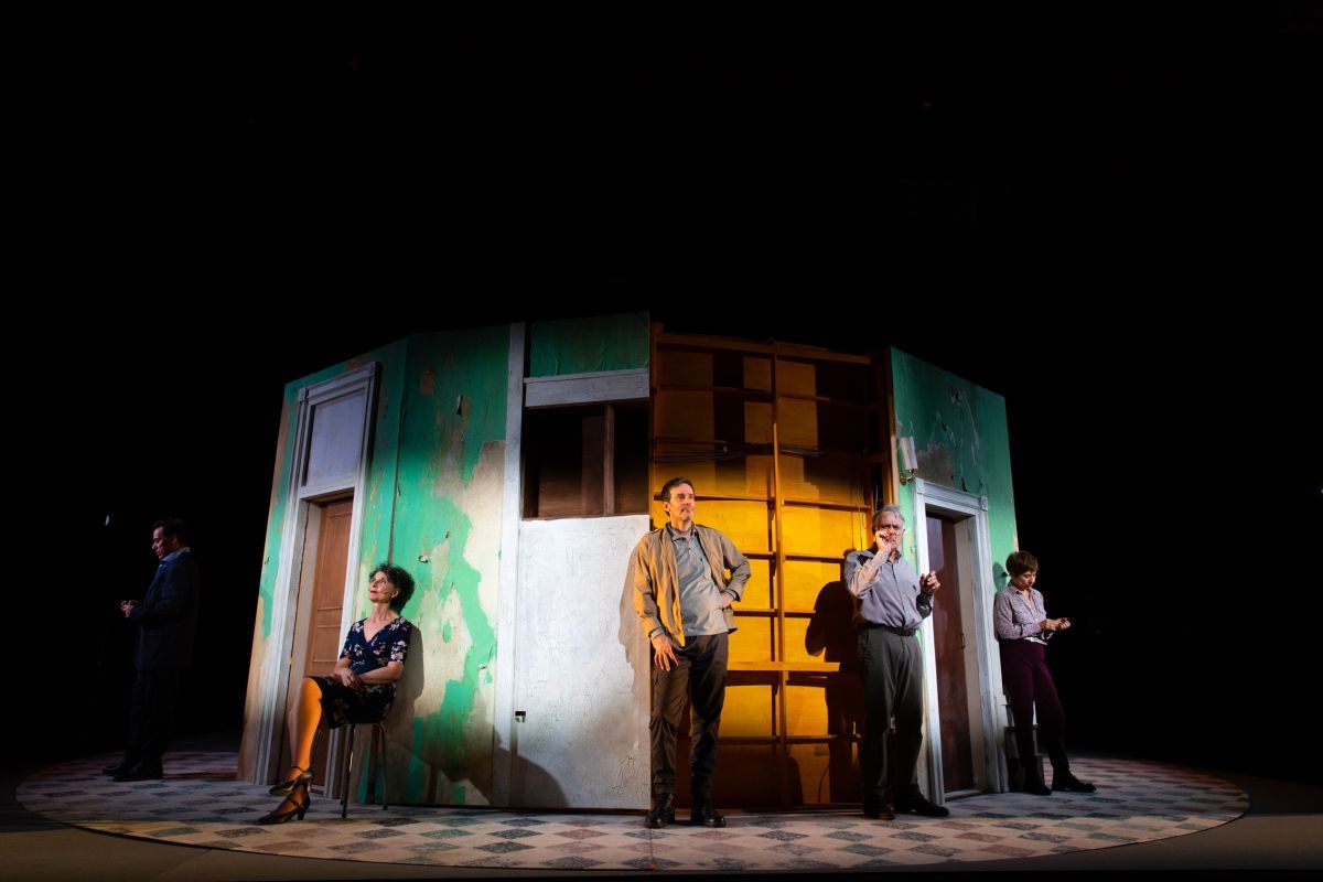 Crítica de "La obra": Mariano Pensotti y el teatro como campo de batalla de la memoria