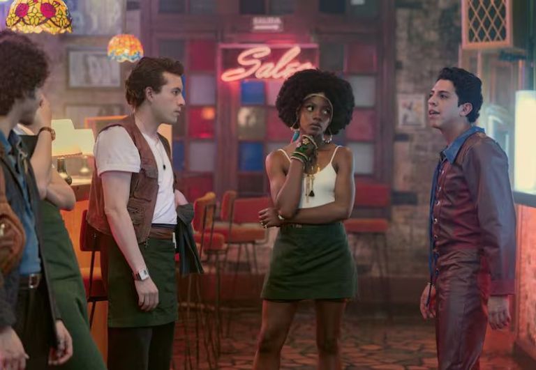 Crítica de "Salcedo, cuero y boogaloo": la salsa marca el ritmo de un relato que no puede crecer