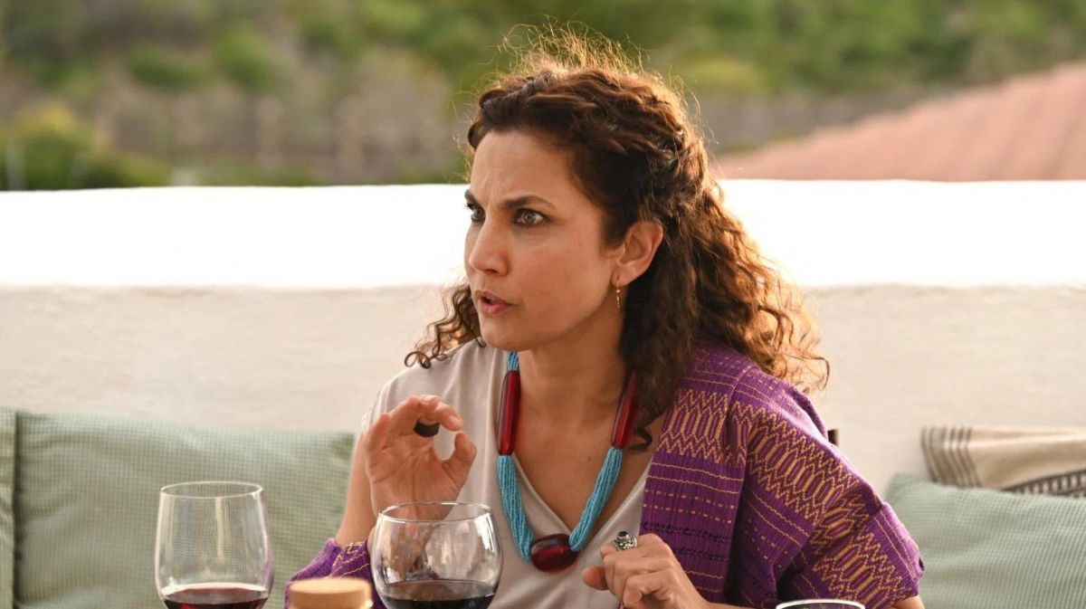 Crítica de "A una isla de ti": Alexis Morante y una comedia queer sobre los afectos inesperados