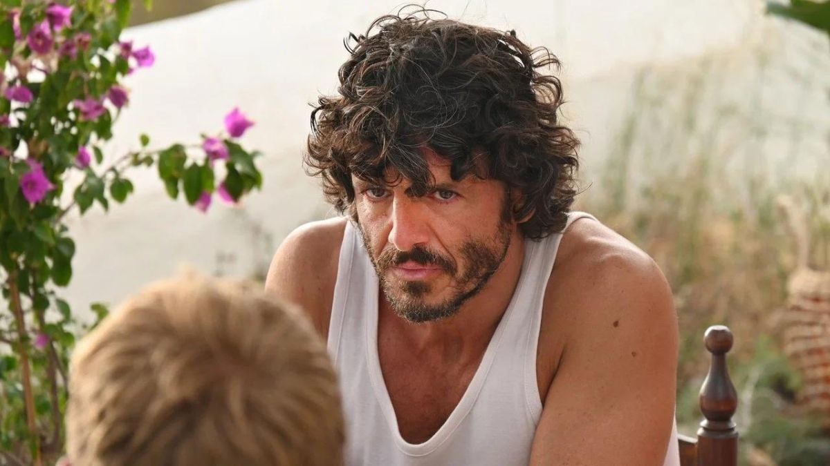 Crítica de "A una isla de ti": Alexis Morante y una comedia queer sobre los afectos inesperados