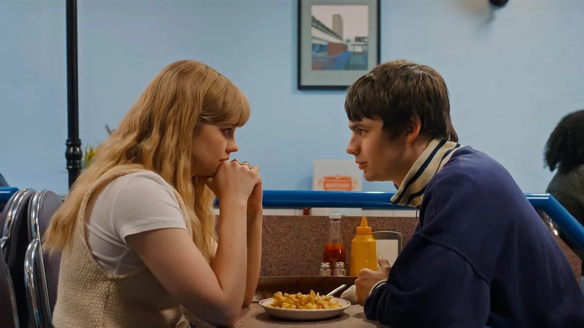 Crítica de "Emily, ¿Dónde estás?": una comedia romántica en busca de la 'Manic Pixie Dream Girl'