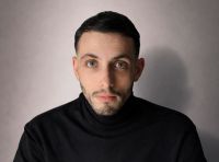 Juan Morgenfeld estrena “Sí, cambio”, una comedia de detectives