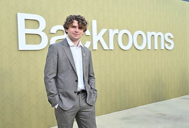 Kane Parsons analiza el éxito de "Backrooms" y explica cómo llevó el fenómeno viral al cine
