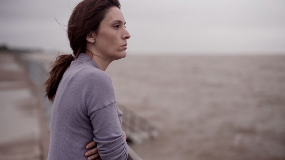Crítica de "Ahí donde no estás": Laura Chiabrando filma el duelo desde los márgenes
