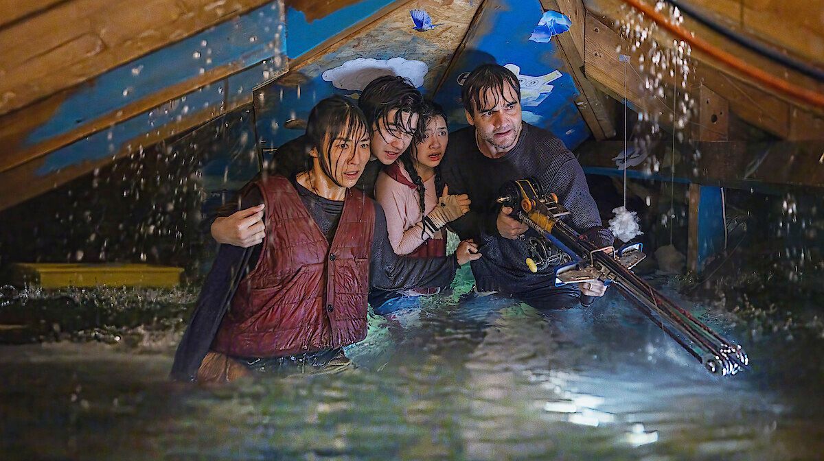 Crítica de “La última casa”: Wagner Moura y Greta Lee, atrapados bajo la lluvia