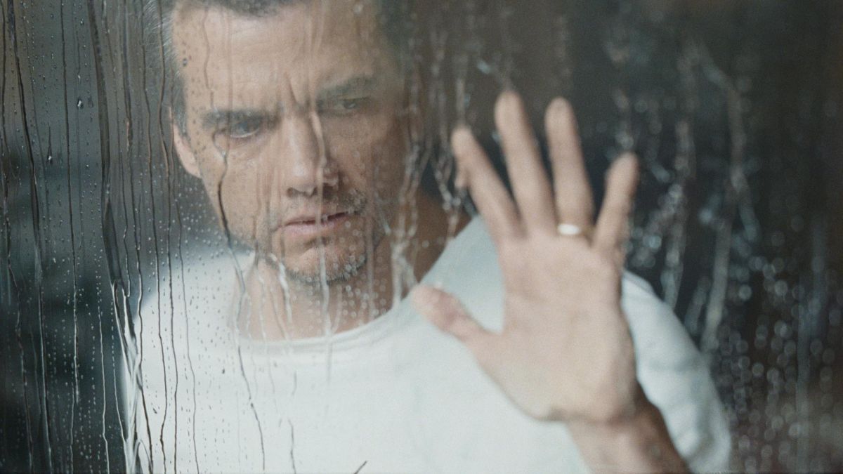 Crítica de “La última casa”: Wagner Moura y Greta Lee, atrapados bajo la lluvia