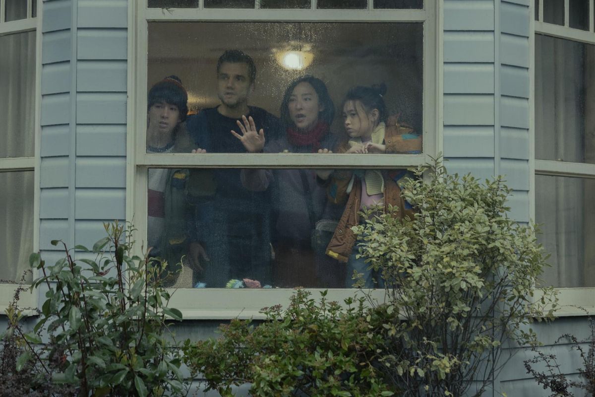 Crítica de “La última casa”: Wagner Moura y Greta Lee, atrapados bajo la lluvia