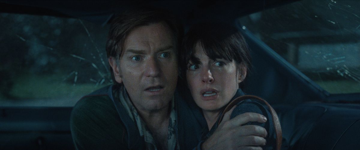 Crítica de “El final de la calle Oak”: Anne Hathaway y Ewan McGregor en una aventura prehistórica