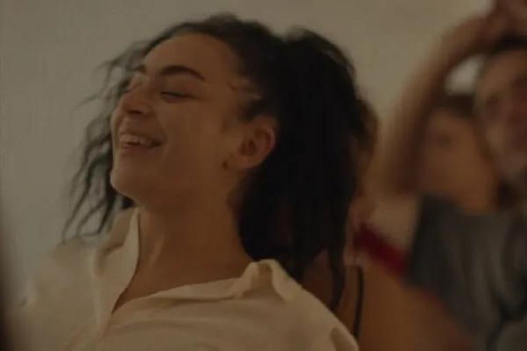 Crítica de "Erupcja": Charli XCX entre el deseo y la fuga